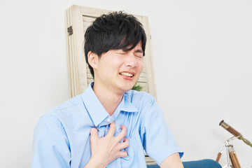 リビングで息切れがする男性