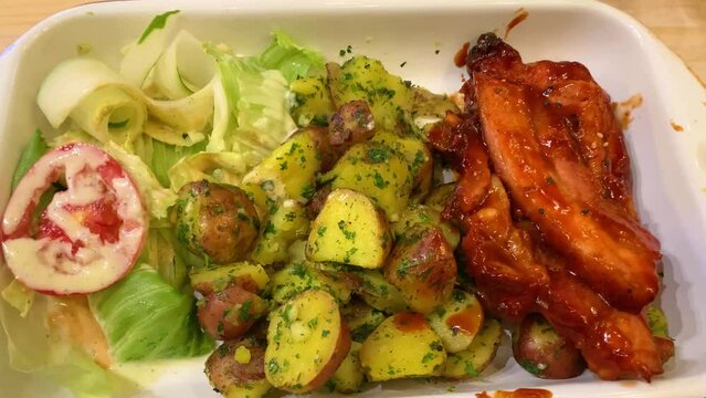 video 4K de comida peruana, panceta de cerdo con papas salteadas al ajo y ensalada