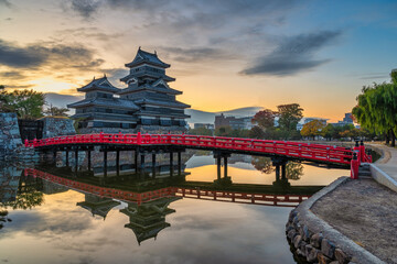 Obraz premium Matsumoto Nagano, sunrise at Matsumoto Castle in autumn season