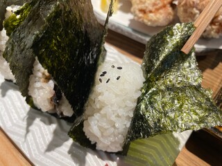 海苔で挟んだおにぎり