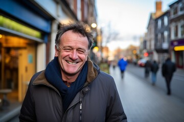 Obraz premium Portrait of a happy senior man in a city street at dusk