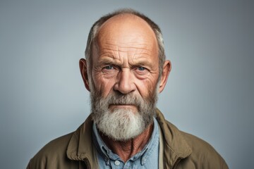 Obraz premium Portrait of an old man with a gray beard and mustache looking at the camera.