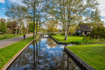 Obraz premium Giethoorn Netherlands, city skyline at canal and traditional house in Giethoorn village