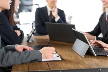 ミーティングをするビジネスパーソンの手元