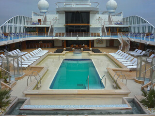 Ruheliegen oder Cabanas auf Sonnendeck von modernem Kreuzfahrtschiff - Sun loungers and deck chairs...