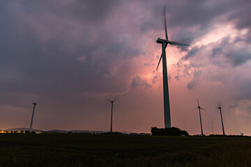 Windräder im Gewitter mit Blitzeinschlägen