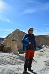 man hiking at Toadstool Hoodos bei Kanab Utah on a sunny day in January