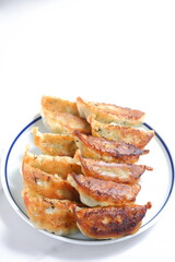 外がパリパリ、中がジューシーな焼きギョウザ	
