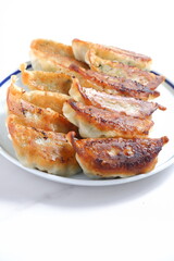 外がパリパリ、中がジューシーな焼きギョウザ	
