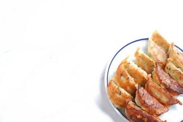 外がパリパリ、中がジューシーな焼きギョウザ	
