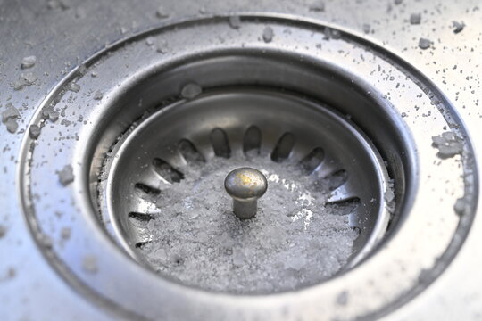 Lifehacks; Cleaning kitchen sink with baking soda to keep sinks draining well and prevent clogs    