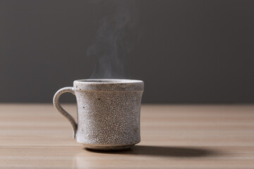 テーブルの上に置かれた温かいコーヒー