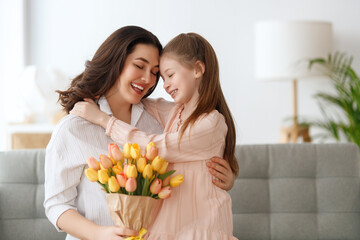 Obraz na płótnie Canvas daughter and mom with flowers