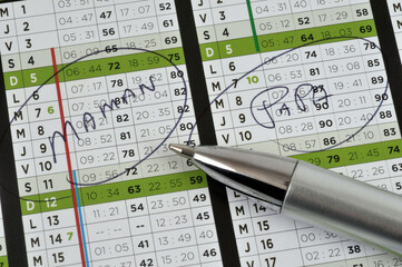 Concept garde alternée avec un calendrier sur lequel est écrit maman et papa avec un stylo