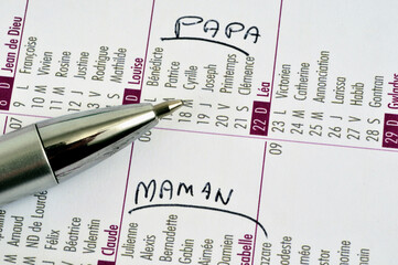 Concept garde alternée avec un calendrier sur lequel est écrit maman et papa avec un stylo