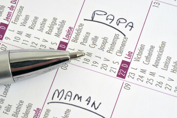 Obraz premium Concept garde alternée avec un calendrier sur lequel est écrit maman et papa avec un stylo.