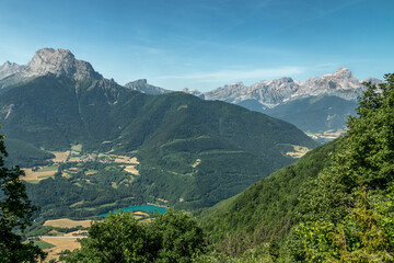 Paysage du Dévoluy en été , avec le barrage du Sautet , et l' Obiou , et le Mont Faraut , Vallée du Drac , Hautes Alpes , France