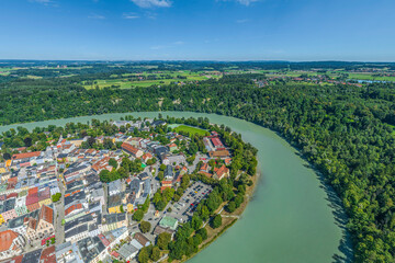 Die Stadt Wasserburg am Inn im Chiemgau von oben, Blick zur Inn-Leite