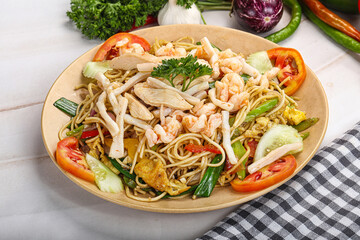 Fried noodles with prawn and vegetables