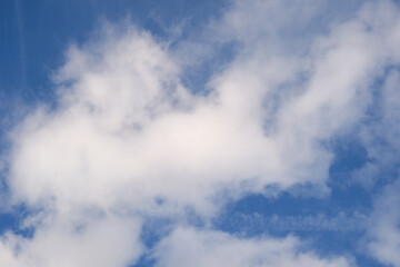 Himmel blau mit Wolken