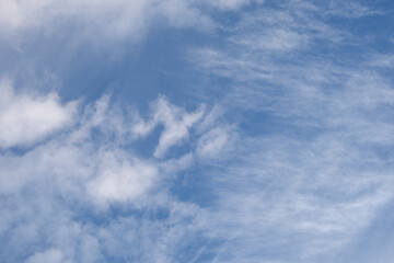 Himmel blau mit Wolken