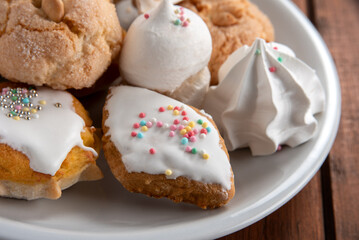 Piatto con una selezione di deliziosi dolci tradizionali della cucina Sarda, dessert italiani 