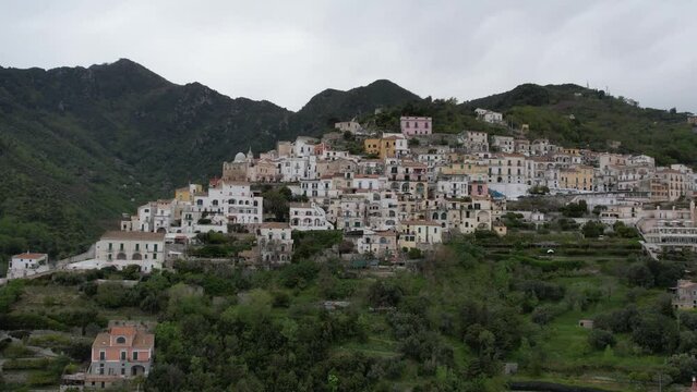 drone:vista su Raito di Vietri sul mare, Amalfi Coast. Salerno, Campania, Italia. Vista su spiaggia e borgo.