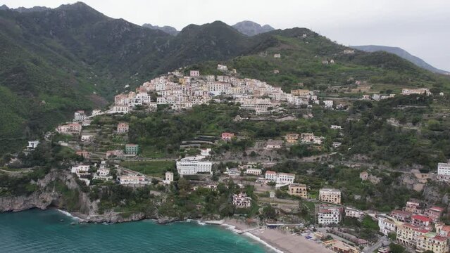 drone:vista su Raito di Vietri sul mare, Amalfi Coast. Salerno, Campania, Italia. Vista su spiaggia e borgo.