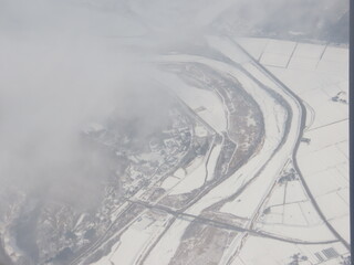 飛行機から見た雪で覆われた風景