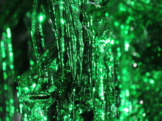 人工的に凍らされ、ライトアップされた松の葉と氷柱