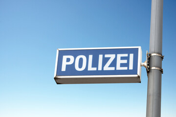 Polizei, Schild an der Laternenmast