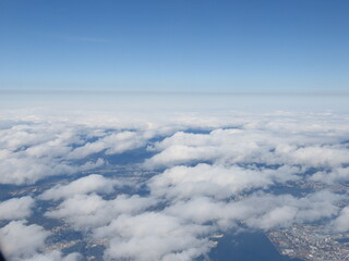 飛行機から見た雲の上の景色