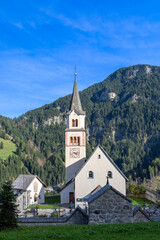 Fototapeta na wymiar Kirche Sankt Leonhard in Pufels, Bulla, über St. Ulrich, Südtirol