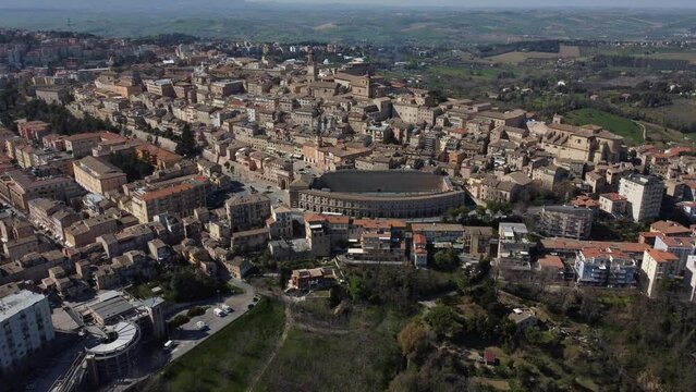 drone: vista del centro storico di Macerata.Piazza della Libert&agrave;. Sferisterio. Marche, Italia.