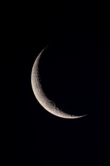 Lua minguante com detalhes de crateras vista pelo telescopio