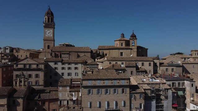 drone: vista del centro storico di Macerata. Marche, Italia.