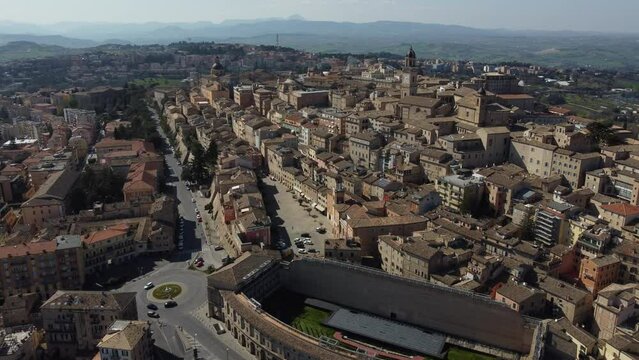 drone: vista del centro storico di Macerata. Marche, Italia.