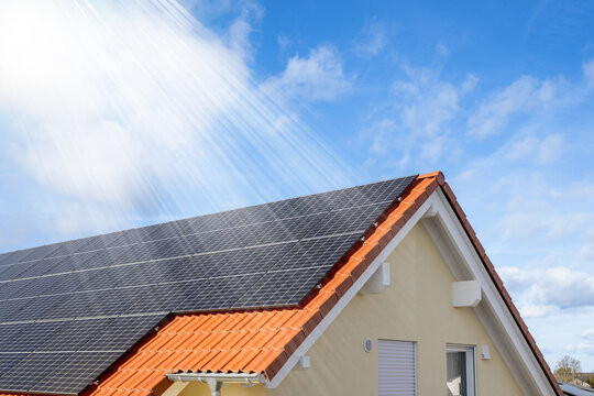 Haus mit einer PV-Anlagen und vielen Solarkollektoren mit angedeuteten Sonnenstrahlen