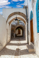 Naklejka premium Ruelle étroite dans la médina