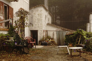 Fototapeta na wymiar old abandoned house 