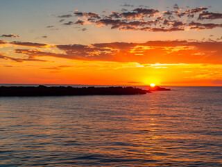 Fototapeta premium beautiful sunset over the sea