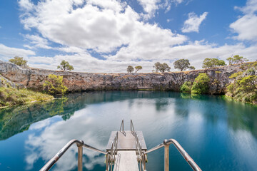 Little Blue Lake in Mount Gambier, South Australia - obrazy, fototapety, plakaty
