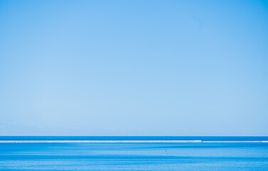 海の水平線と青空