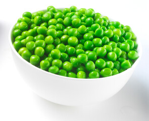 Erbsen extra fein, Gemüse, Erbsen, weisse Porzellanschüssel,isoliert, 