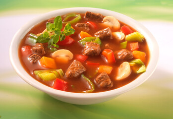 Gulaschsuppe, Rindfleisch, Paprika, Suppe, scharf,