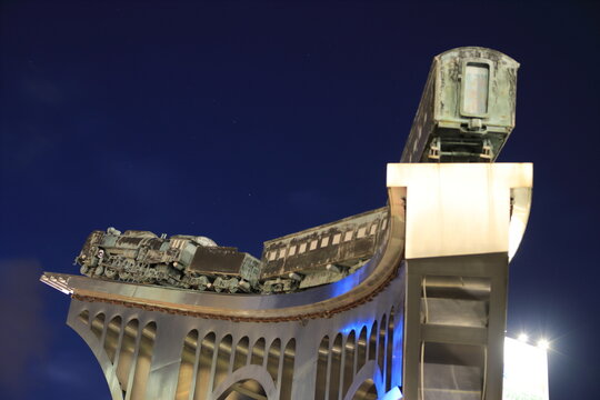 JR米子駅前に展示される夜空へ飛び立つ銀河鉄道のモニュメント