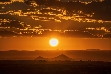 Naklejka premium Usa, New Mexico, Santa Fe, Sun setting over High Desert
