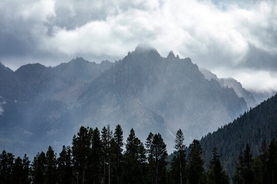 USA, Idaho, Stanley, Clouds over jagged peaks of Sawtooth Mountains © Tetra Images