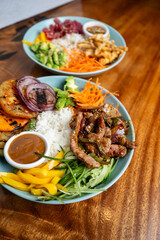 Platillo saludable estilo puke bowl sobre mesa de madera