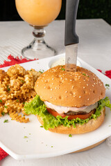 Hamburguesa artesanal hecha con torta de carne angus a la parrilla y deliciosa salsa, acompañada...